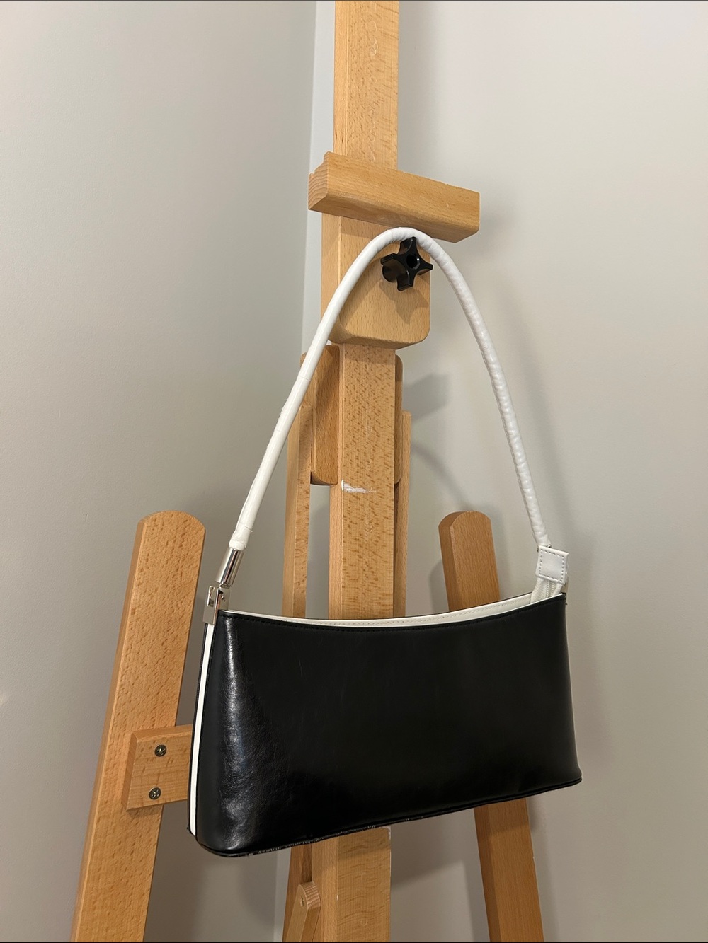 Y2K / 90s VINTAGE | Sporty Black and White Shoulder Bag | Cleo